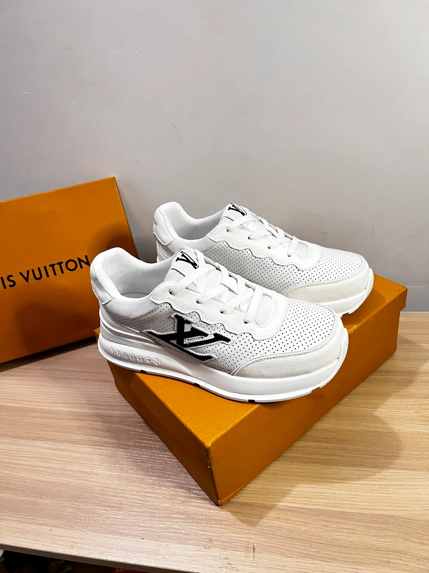 Factory price: 438💰LV men's classic casual sneakers. This sneaker is made of soft cow leather and has a classic logo. The classic logo shapes the elegant upper. The thick yet lightweight rubber outsole is embossed with the Louis Vuitton logo. The padded insole and technical lining once again upgrade the comfort experience. The calfskin lining imported from Italy is high-end and comfortable, and the original outsole is light and wear-resistant! Purely handmade, details determine quality! Size: 38-45, customized 45